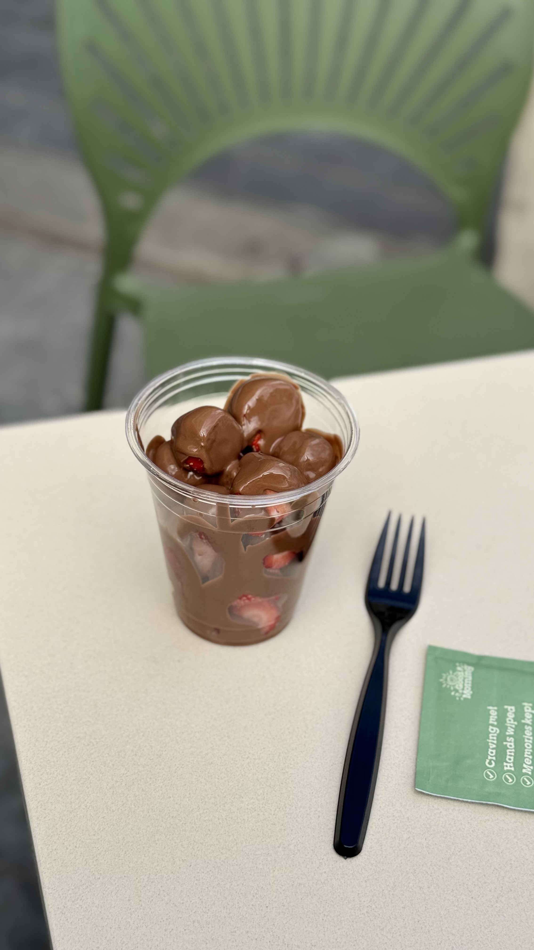 Image of Strawberry Cup – Strawberries covered in Belgium Chocolate. Available in 2 sizes. 