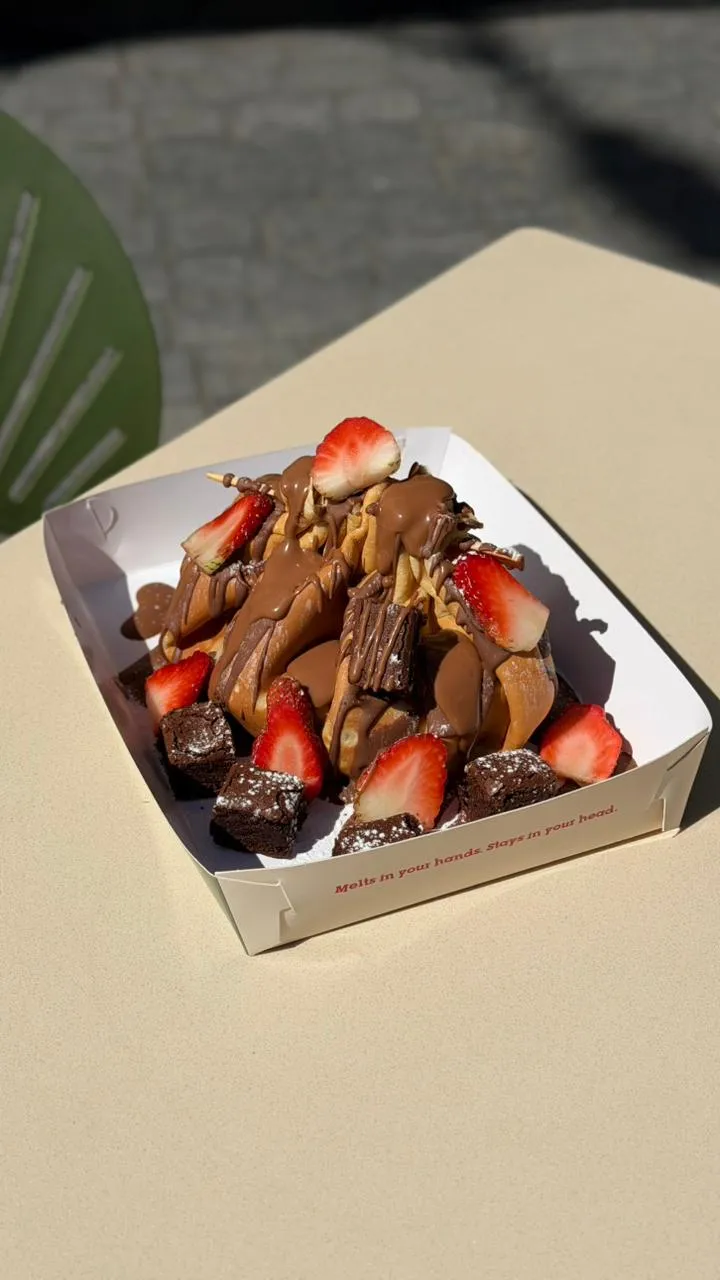 Image of Chocolate Pouch – Crepe pouch, cream cheese, brownies, strawberry, Belgium chocolate.
