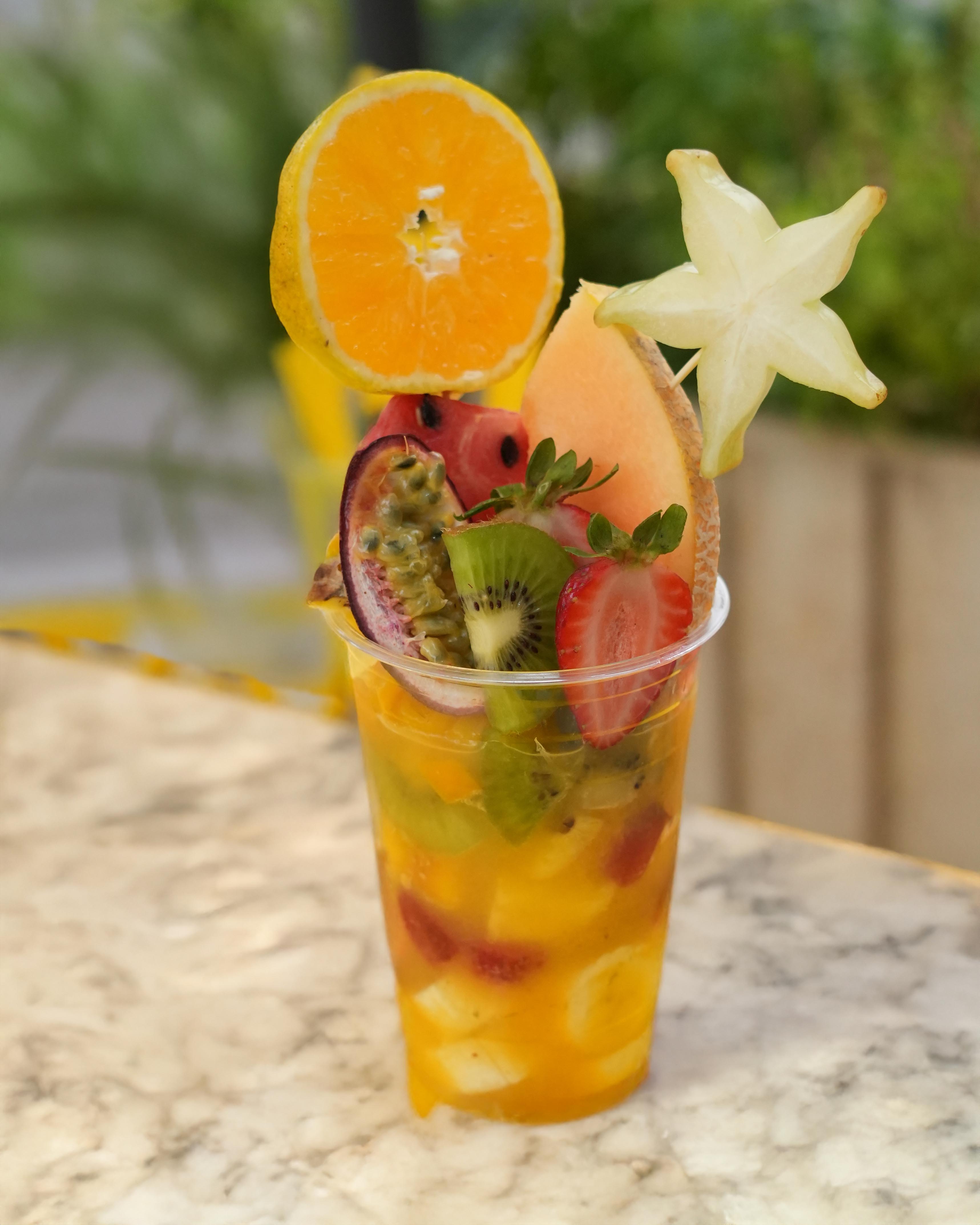 Image of Cocktail Light – Sliced fruits, orange juice, almonds topped with fruits